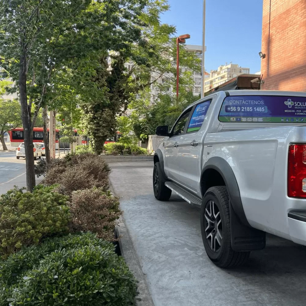 Equipo de Solumed realizando atención médica a domicilio en Santiago