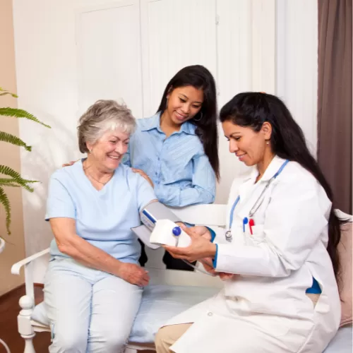 Médico atendiendo paciente en su domicilio en Santiago